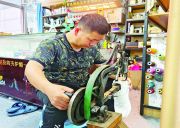 增城区荔城街的万能修鞋匠杨连亮 手上的功夫都是来自多年来经验技术积累