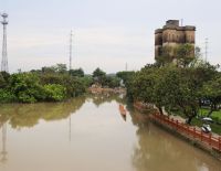 广州市增城区新塘镇瓜岭村 西岸两座耸立的碉楼和东岸百亩滴翠的果林隔河相望