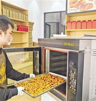 广州市增城区正果镇的正果老街 老店铺在坚守的同时 越来越多新店铺加入