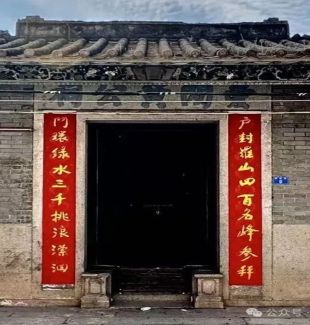 东方日出照瓜洲:增城区新塘镇瓜岭村的祠堂祠堂向罗浮山四百名峰参拜