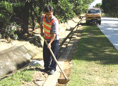 爱岗奉献的增城市派潭公路养护主任曾伟强