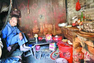 增城98岁老人有五儿两女,儿住小楼独母独居破屋