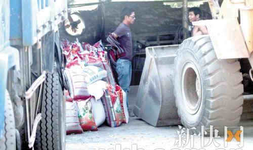 增城市新塘镇仙村废弃工厂趁夜偷产假水泥