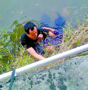 增城市义勇交警无惧碰瓷 救起落水阿婆