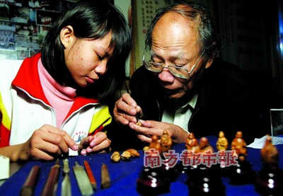 增城市新塘镇乌榄核上细琢的大千世界