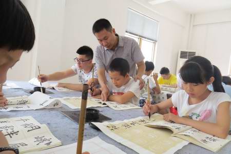 增城市书法家刘功峰:成立社区书画艺术交流室 让打工子女也学得起书法