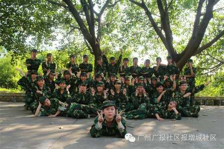 增城市华立学院的大一新生通过军训来增进的纪律性与集体荣誉感