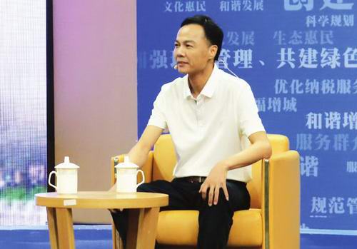 增城市荔城街西园社区居委会主任罗志光做客“行风月月谈”节目