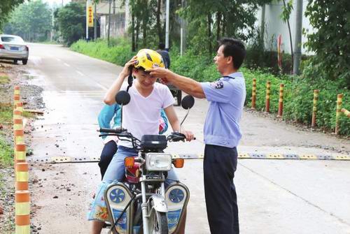 增城市中新镇交通安全劝导岗 小岗位发挥大作用 构建农村交通安全网