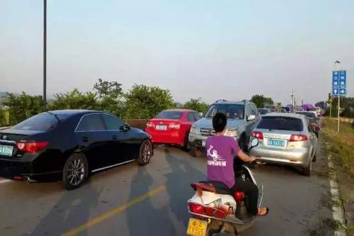 增城区荔城街的增江画廊停车占道严重 管理涉及多个部门互踢皮球