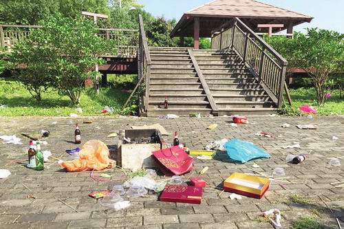 增城市民中秋狂欢乱弃杂物 增江两岸一夜变垃圾场 垃圾量多10倍