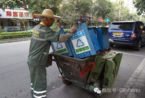 增城市民的垃圾分类意识仍然比较薄弱 环卫工人“打包”装进垃圾收运车