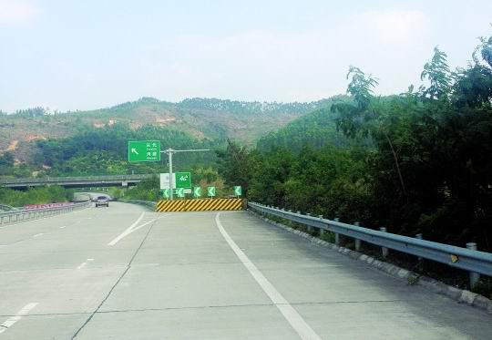 "从莞深"高速断头五年 增城高速路段被水泥墩封住 车主追问何时才接通
