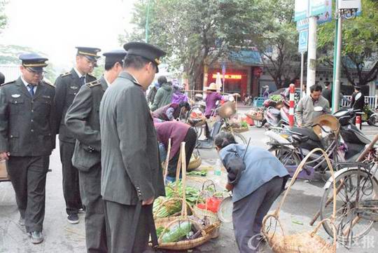 增城流动商贩早午晚都和城管“躲猫猫” 全年无休的拉锯战和游击战
