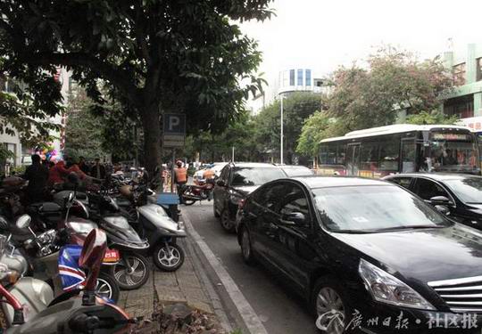 增城区两大医院看病者遭遇“停车难”窘况 整治周边交通环境刻不容缓