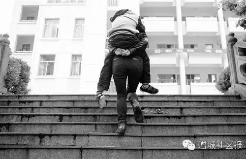 增城母亲七年风雨无阻背儿子上学 最害怕下雨天 最担心儿子找工作