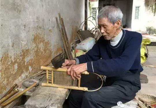 增城区荔城街槎岗村的老工匠曾锡堂 要让老祖宗的竹制品工艺得以延续