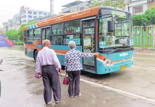 增城区永宁街老人乘202路公交车屡遭拒载惹争议 拒载就是拒掉“美德”