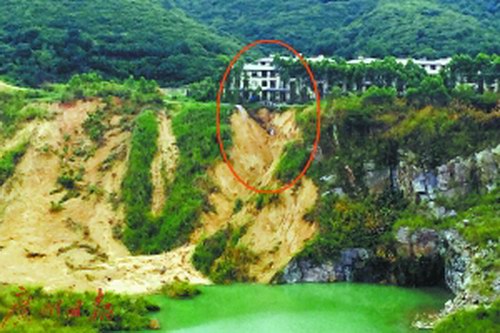 增城区永宁街金地公园上城有别墅因为暴雨冲刷 导致“湖”景路塌成悬崖