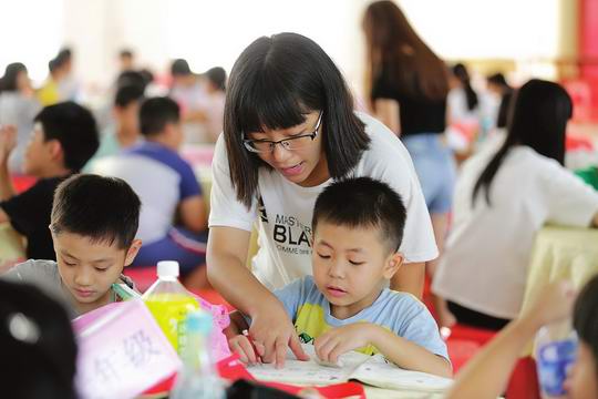 增城石滩镇下围村百余学生参与暑期夏令营 志愿者丰富孩子的学习生活