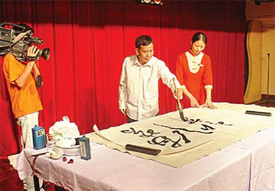 增城区独臂书法家黄伯尧 曾独臂横渡增江河 惜因双目失明放下手中笔