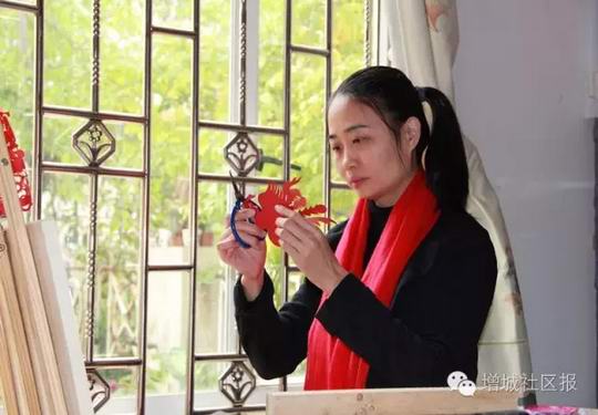 增城区"非遗传人"何丹凤的剪纸情缘 凡专精于一艺者 必有动人之处