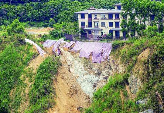 增城区永宁街金地公园的豪宅门口塌方成"悬崖" 业主不敢奢望装修