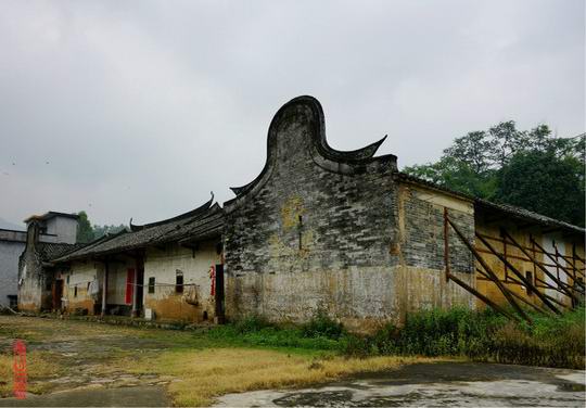 游记:增城区中新镇福和地区坳头村的客家围垄屋 不懂珍惜已经变成鸡栏和鹅栏