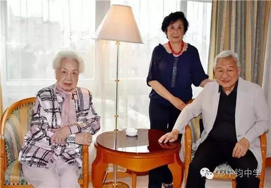增城媳妇郑黄月芳: 情系乡梓谱中钧中学华章  家族宝贝放进增城档案馆