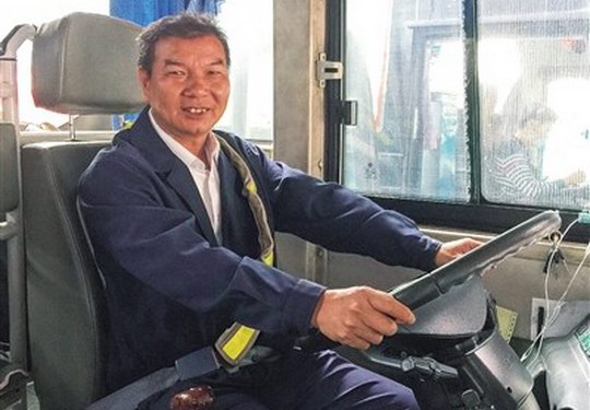 增城区粤运汽车司机谢伟雄 助人为乐不顾个人安危 服务细心周到温暖乘客心