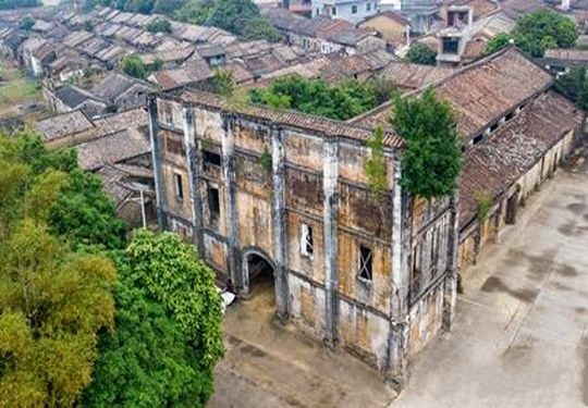 增城区正果镇黄屋村老戏院 屹立60年不倒 白天做棚景 晚上看大戏