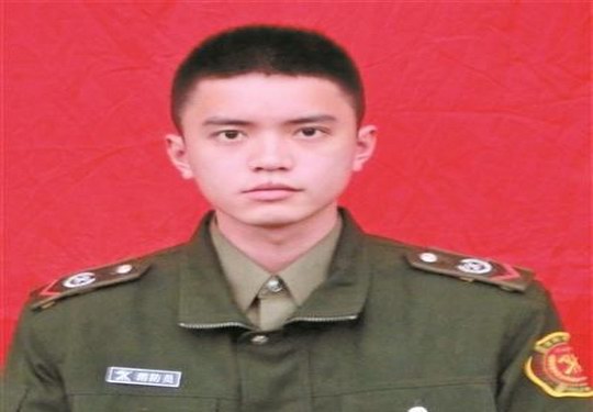 增城区凤凰城消防救援站黄世彬 顶着高温浓烟前行 带领新队员鏖战6小时