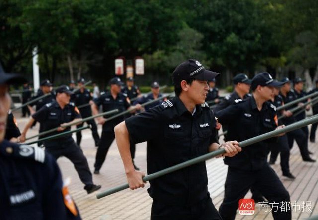 广州市增城区群志愿者24小时巡逻 戴红袖章配摩托车 窃贼进村休想溜