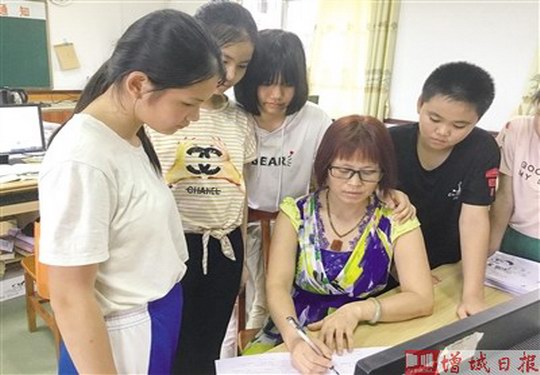增城区派潭镇育英小学教师张桂芬 将学生带入既紧张又有成功感的学习之中