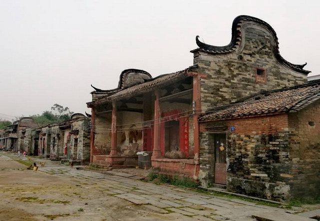 增城区中新镇的坑贝村 富有浓郁岭南风情的广府民居 在风雨中斑驳残旧