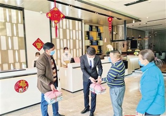 增城区图书馆李伟光 主动请战上"疫"线 严把定点酒店防控关