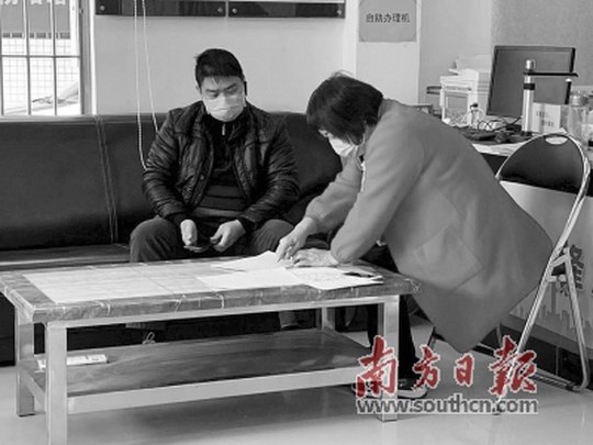 "铁娘子"织密社区防疫网  增城区中新镇社区黄秀英  带领工作人员齐战疫