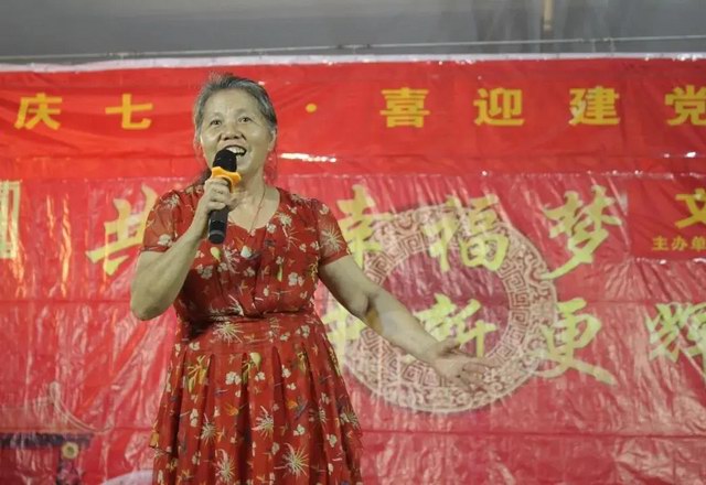 增城区中新镇社工站的曹凤莲 不止是孤寡老人的"好女儿" 还是公益活动的带头人 ...