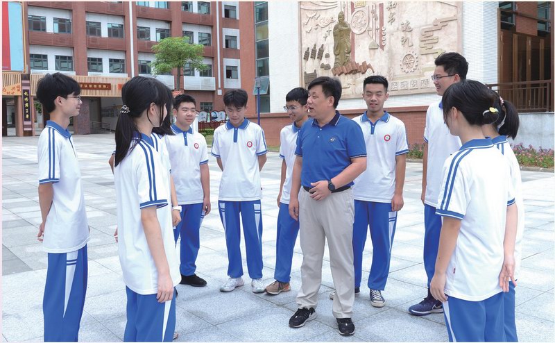 增城一中校长胡首双 :回溯自己走过的“零意人生”和对本原教育的孜孜探求