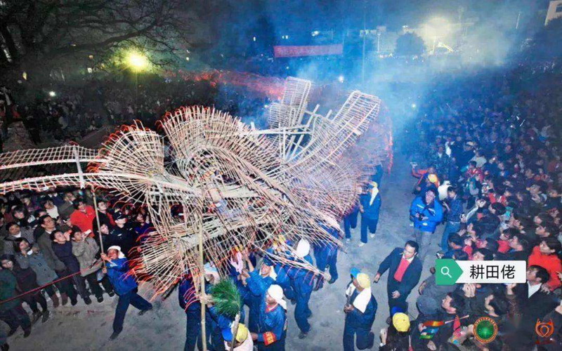 增城区麻车村的非物质文化遗产项目"舞火狗"  是一场声势浩大的巡游活动