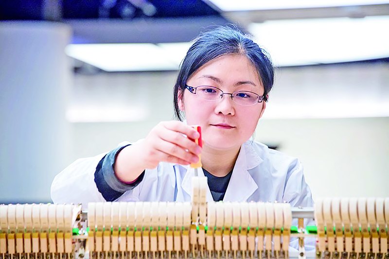 增城区永宁街珠江恺撒堡钢琴公司的首席技师王翠娟 堪称为钢琴调律界的“金耳朵”