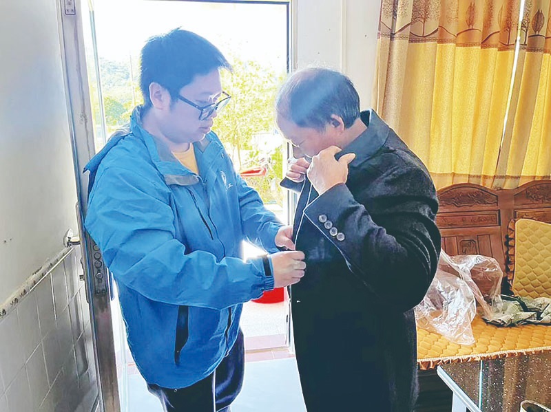 广州市增城区派潭镇社工服务站的毛嘉健 引入了“园艺治疗+种田康复”的服务模式