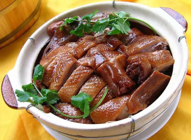 广州市增城区的客家酱油鹅(碌鹅)为年夜饭添香 百廿日精心养育 秘制酱卤慢火浸